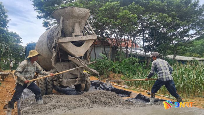Tuyến ĐT614 đi dốc Đá Trắng đang được đơn vị thi công đổ nền bê tông. Ảnh: DIỄM LỆ