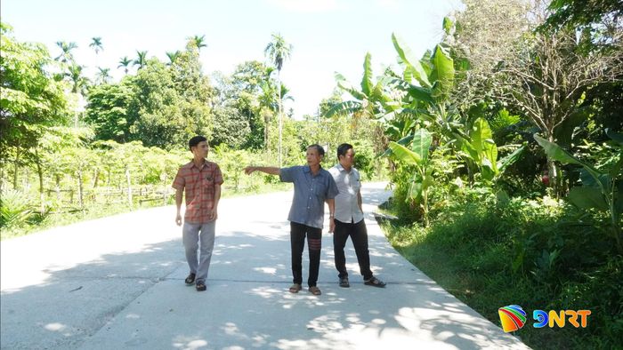 Người dân Sơn Cẩm Hà đồng thuận mở rộng đường bê tông nông thôn. Ảnh: DIỄM LỆ