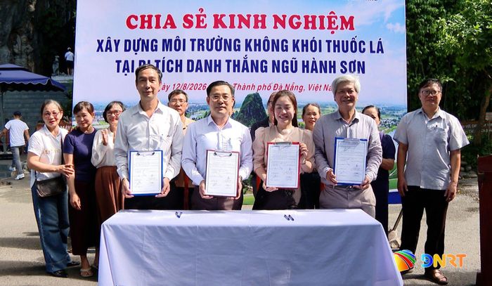 UBND phường Ngũ Hành Sơn, Trung tâm Cung ứng dịch vụ sự nghiệp công phường Ngũ Hành Sơn, CDC Đà Nẵng và Tổ chức Campaign for Tobacco-Free Kids ký cam kết xây dựng “Khu di tích văn hóa - du lịch không khói thuốc lá”. Ảnh: DIỄM HƯƠNG - PHƯƠNG HUY