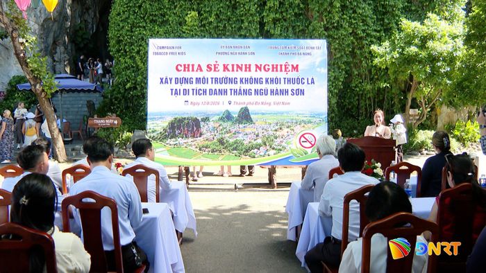Quang cảnh chương trình chia sẻ kinh nghiệm xây dựng môi trường không khói thuốc tại Khu di tích Danh thắng Ngũ Hành Sơn. Ảnh: DIỄM HƯƠNG - PHƯƠNG HUY