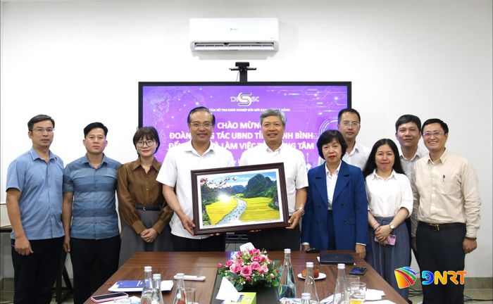 Phó Chủ tịch UBND tỉnh Ninh Bình Đặng Thanh Sơn (thứ 4, bên trái sang) tặng quà lưu niệm cho lãnh đạo thành phố Đà Nẵng. Ảnh: MAI QUẾ