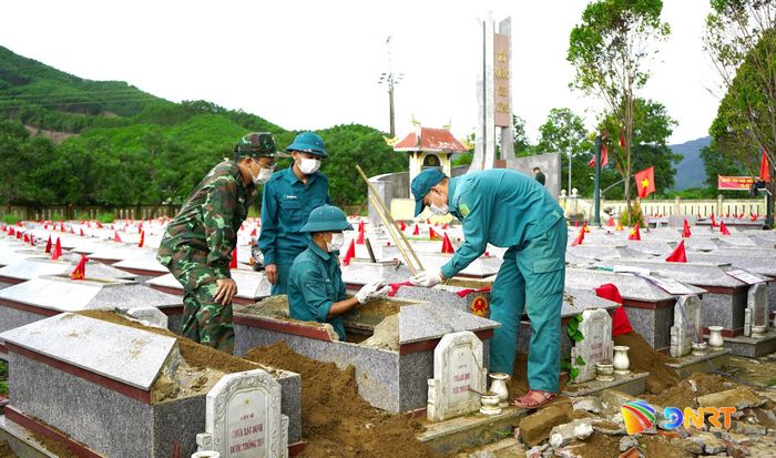 Lực lượng chức năng khai quật, lấy mẫu hài cốt liệt sĩ. Ảnh: MINH THÔNG