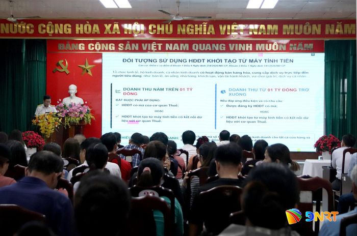 Cơ quan Thuế hướng dẫn hộ kinh doanh thực hiện hóa đơn điện tử khởi tạo từ máy tính tiền. Ảnh: TRỌNG HUY