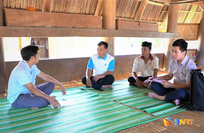 Đại diện Qũy Bảo vệ và Phát triển rừng thành phố kiểm tra công tác chi trả dịch vụ môi trường rừng tại tổ cộng đồng thuộc xã Avương. Ảnh: ALĂNG NGƯỚC