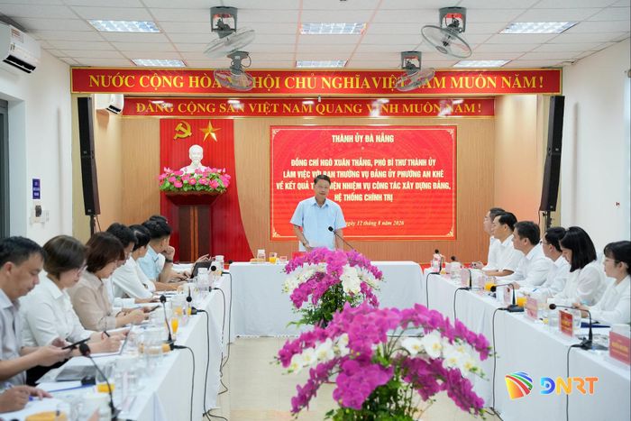Phó Bí thư Thành ủy Ngô Xuân Thắng phát biểu chỉ đạo tại buổi làm việc. Ảnh: T.CÔNG