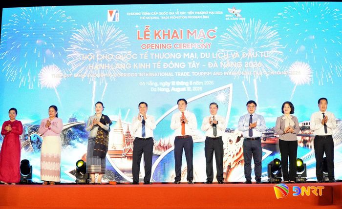 Các đồng chí lãnh đạo và đại biểu thực hiện nghi thức khai mạc Hội chợ EWEC - Đà Nẵng 2026. Ảnh: TÂM ĐAN