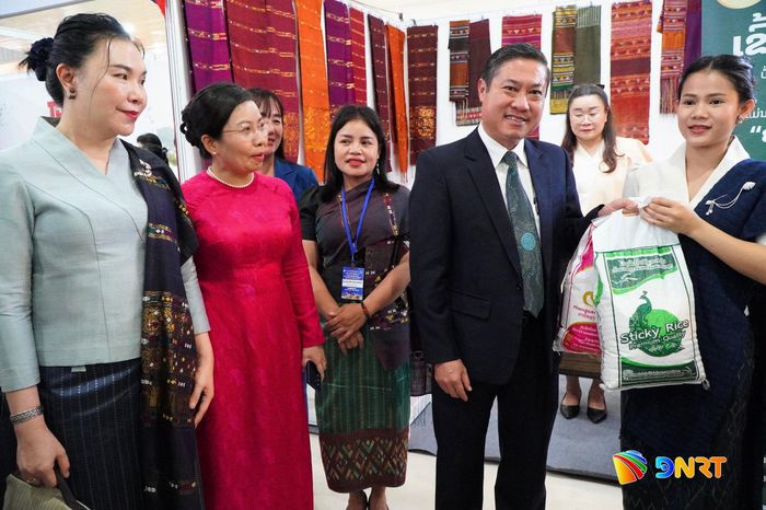 Phó Chủ tịch UBND thành phố Phan Thái Bình (thứ 2, từ phải sang) thăm các sản phẩm gạo của tỉnh Savannakhet (Lào) tại hội chợ. Ảnh: TÂM ĐAN