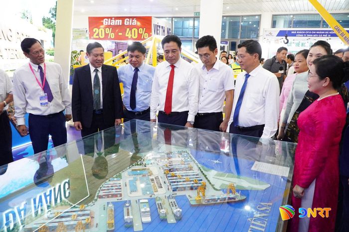 Phó Bí thư Thường trực Thành ủy Nguyễn Khắc Toàn (thứ 4, từ trái sang) cùng các đồng chí lãnh đạo, đại biểu tham quan các gian hàng trưng bày. Ảnh: TÂM ĐAN