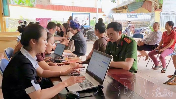 Các cơ quan, đơn vị liên quan triển khai khám sức khỏe kết hợp cài đặt, kích hoạt các ứng dụng số hóa liên quan đến ngành Y tế tại xã Quài Tở.