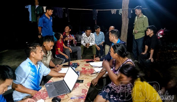Tranh thủ thời gian buổi tối, các y, bác sĩ và lực lượng liên quan đến tận bản khám chẩn đoán bệnh và kích hoạt sổ khám, chữa bệnh điện tử cho Nhân dân. Ảnh: C.T.V