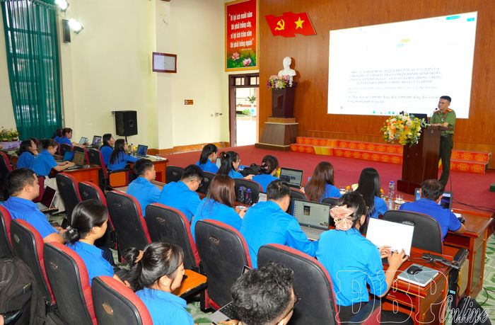 Báo cáo viên truyền đạt các nội dung tại hội nghị.