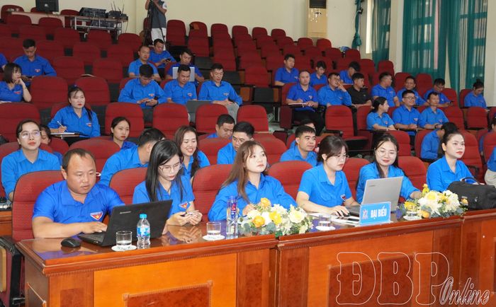 Cán bộ đoàn tham gia học tập các chuyên đề tại hội nghị.