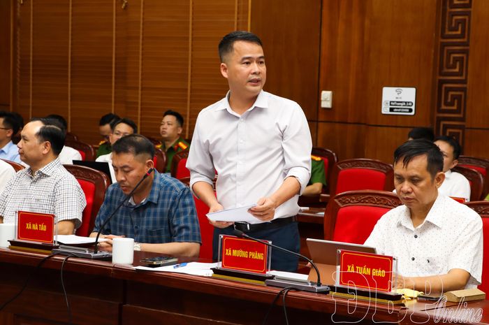 Lãnh đạo xã Mường Phăng phát biểu tại hội nghị.