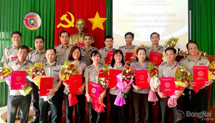 Bà Hoàng Thị Huyền Anh (thứ tư, từ phải sang) tại lễ công bố và trao quyết định bổ nhiệm ngạch chấp hành viên trung cấp. Ảnh: C.T.V