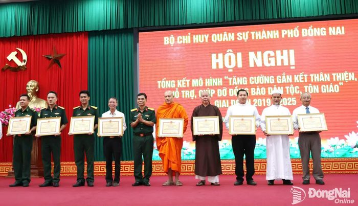 Đại tá Bùi Văn Sỹ, Ủy viên Ban Thường vụ Đảng ủy, Phó Chính ủy Bộ Chỉ huy Quân sự thành phố trao khen thưởng cho các cá nhân. Ảnh: Nguyệt Hà