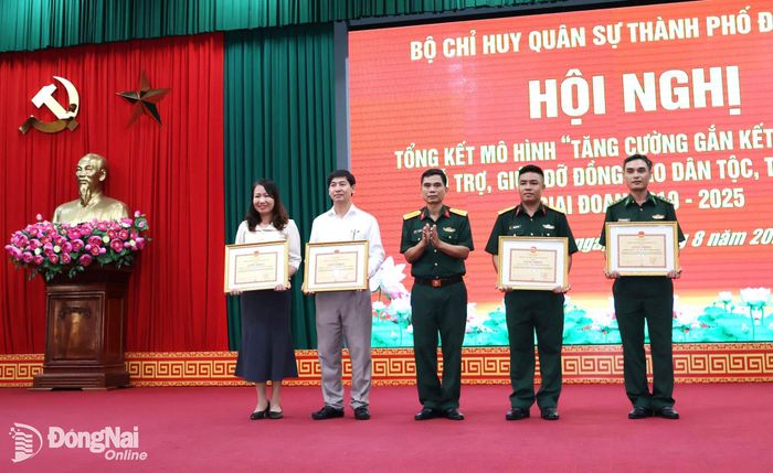 Đại tá Bùi Văn Sỹ, Ủy viên Ban Thường vụ Đảng ủy, Phó Chính ủy Bộ Chỉ huy Quân sự thành phố trao khen thưởng cho các tập thể. Ảnh: Nguyệt Hà