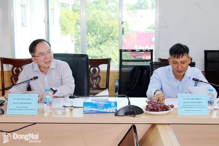 Các chuyên gia góp ý cho nhóm thực hiện đề tài tại cuộc họp. Ảnh: Hải Quân