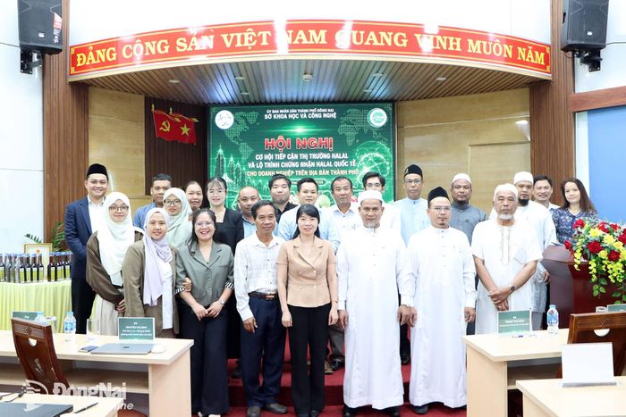 Các đại biểu chụp ảnh lưu niệm sau hội nghị. Ảnh: Vương Thế
