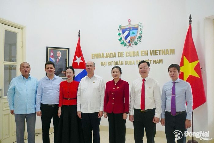 Bà Đỗ Thị Thu Thảo, ông Nguyễn Sỹ Trường, bà Lê Nữ Thùy Dương và Ngài Rogelio Polanco Fuentes chụp hình lưu niệm tại Đại sứ quán Cuba tại Thủ đô Hà Nội. Ảnh: Tuệ Phương
