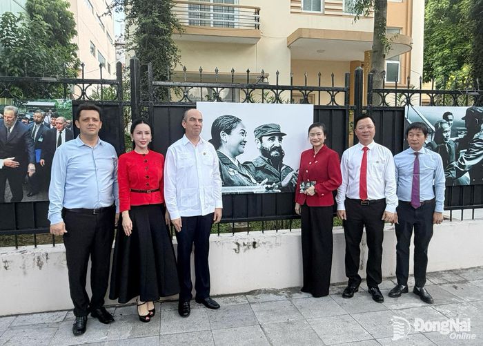 Các đại biểu tham quan triển lãm ảnh về lãnh tụ Fidel Castro Ruz tại Đại sứ quán nước Cộng hòa Cuba tại Việt Nam. Ảnh: Tuệ Phương