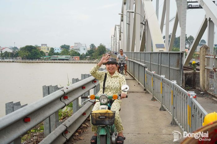 Người dân di chuyển từ phường Trấn Biên qua phường Biên Hòa sau khi cầu được thông xe trở lại. Ảnh: Lê Duy