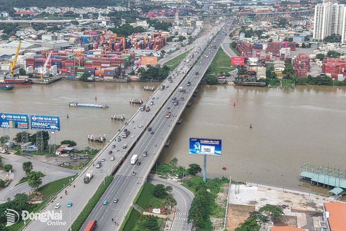 Công tác duy tu, sửa chữa cầu Đồng Nai cũ trên tuyến quốc lộ 1 (phía bên trái cầu) dự kiến hoàn thành trong tháng 9-2026. Ảnh: Phạm Tùng