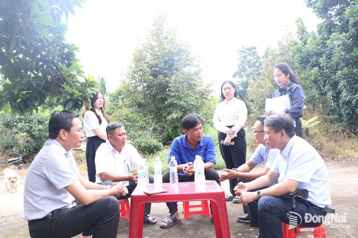 Đoàn làm việc với hộ kinh doanh Trần Minh Đức (ở xã Gia Kiệm) về việc phát triển sản phẩm OCOP. Ảnh: Tố Tâm