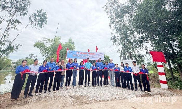 Đoàn viên - hội viên, thanh niên  cùng các đơn vị thực hiện nghi thức khánh thành cầu Hy vọng 443, xã Phú Thọ.