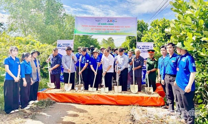 Đoàn viên - hội viên, thanh niên tham gia khởi công công trình tuyến đường nông thôn.