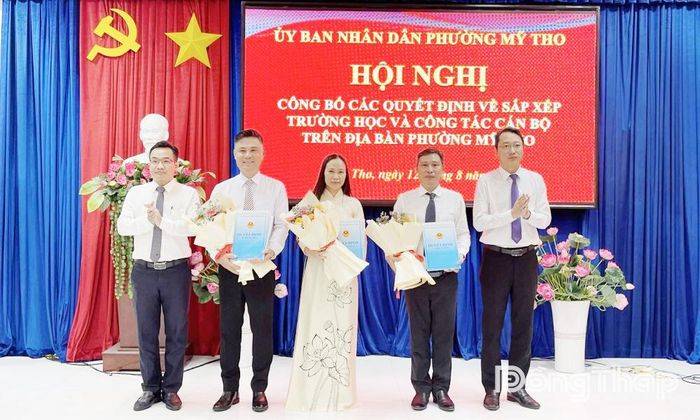 Trao Quyết định bổ nhiệm Hiệu trưởng các trường: Mầm non Lê Thị Hồng Gấm (sau sáp nhập), Tiểu học Thủ Khoa Huân (sau sáp nhập); Trung học cơ sở Lê Ngọc Hân (sau sáp nhập).