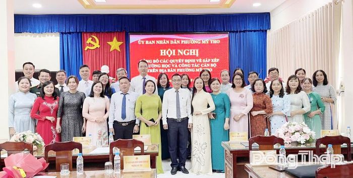 Lãnh đạo phường Mỹ Tho chụp ảnh lưu niệm cùng lãnh đạo các trường.