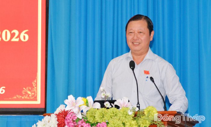 Đại biểu Phan Phùng Phú phát biểu tại buổi tiếp xúc cử tri phường Cai Lậy.