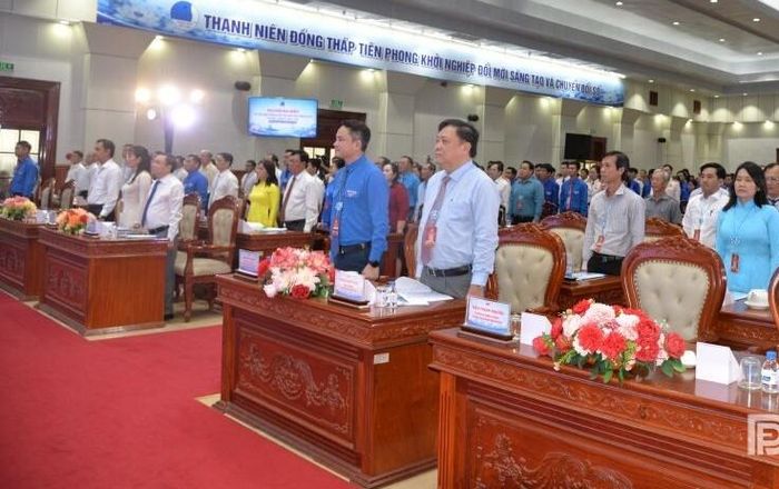 Đại biểu thực hiện nghi thức chào cờ tại Đại hội.