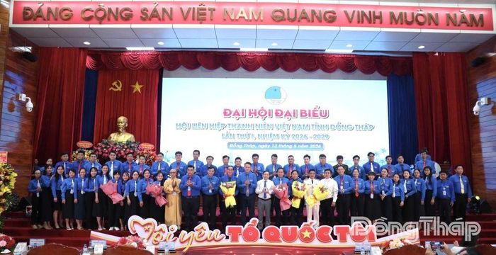 Đồng chí Nguyễn Kim Quy và đồng chí Phan Văn Thắng tặng hoa chúc mừng Ủy ban Hội LHTN Việt Nam tỉnh Đồng Tháp khóa mới
