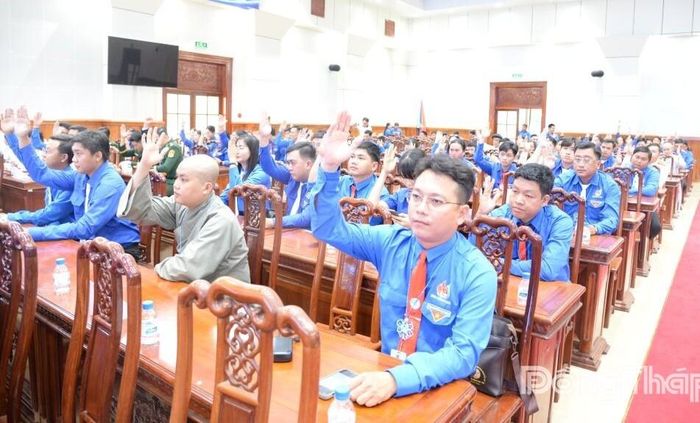 Đại biểu tham gia biểu quyết thông qua dự thảo Nghị quyết Đại hội.