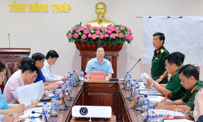 Đại tá Trần Văn Hiền, Phó Chính ủy Bộ Chỉ huy Quân sự tỉnh phát biểu tại buổi làm việc.