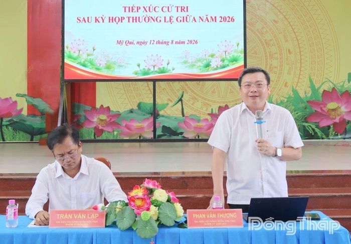 Đồng chí Phan Văn Thương, Ủy viên Ban Thường vụ Tỉnh ủy, Trưởng Ban Nội chính Tỉnh ủy phát biểu tại buổi tiếp xúc cử tri.