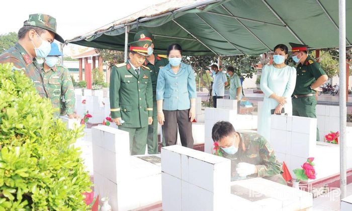 Nghĩa trang Liệt sĩ xã Chợ Gạo có 451 mộ liệt sĩ chưa xác định được thông tin sẽ được lấy mẫu.