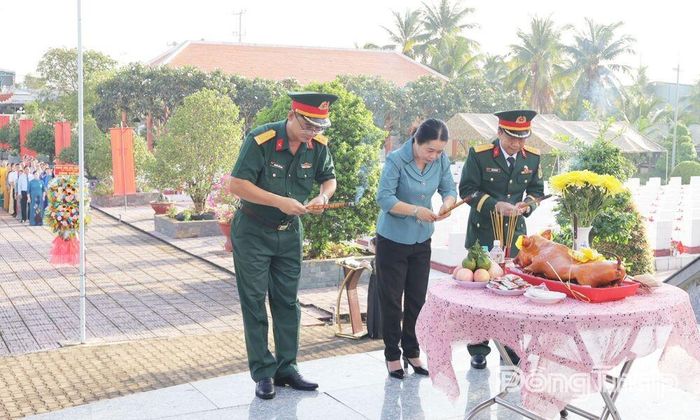 Dâng hoa, dâng hương tưởng niệm các Anh hùng liệt sĩ tại Nghĩa trang Liệt sĩ xã Chợ Gạo.