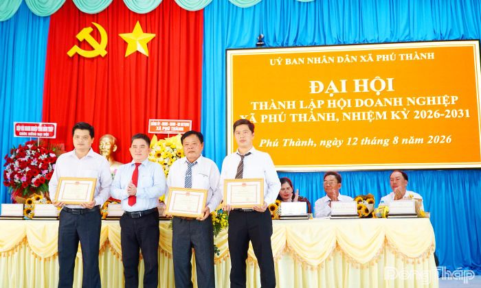 Chủ tịch UBND xã Phú Thành Nguyễn Xuân Nam trao Giấy khen cho các doanh nghiệp, đơn vị có thành tích đóng góp tích cực vào sự phát triển kinh tế - xã hội địa phương.