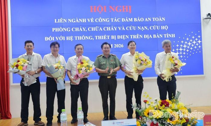 Lãnh đạo Công an tỉnh tặng hoa cho lãnh đạo Công ty Điện lực Đồng Tháp.