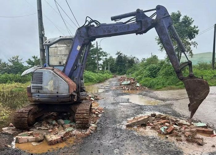 UBND phường Hội Phú đã cho máy móc đến đổ vật liệu lấp tạm những hố sâu trên mặt đường Nguyễn Bá Ngọc. Ảnh: T.D