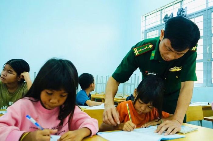 Một buổi học tại lớp học hè miễn phí do cán bộ, chiến sĩ Đồn Biên phòng Ia Púch tổ chức. Ảnh: T.D