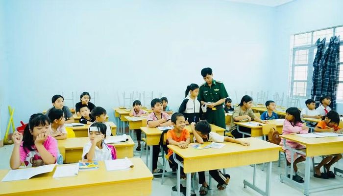 Các em được ôn tập, củng cố kiến thức các môn Toán và Tiếng Việt trong suốt mùa hè. Ảnh: T.D
