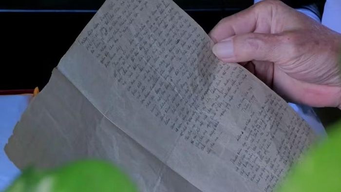  Bức thư mà liệt sĩ Trần Hưng gửi cho gia đình trước khi trở lại chiến trường miền Nam. Ảnh: Thanh Sáng 