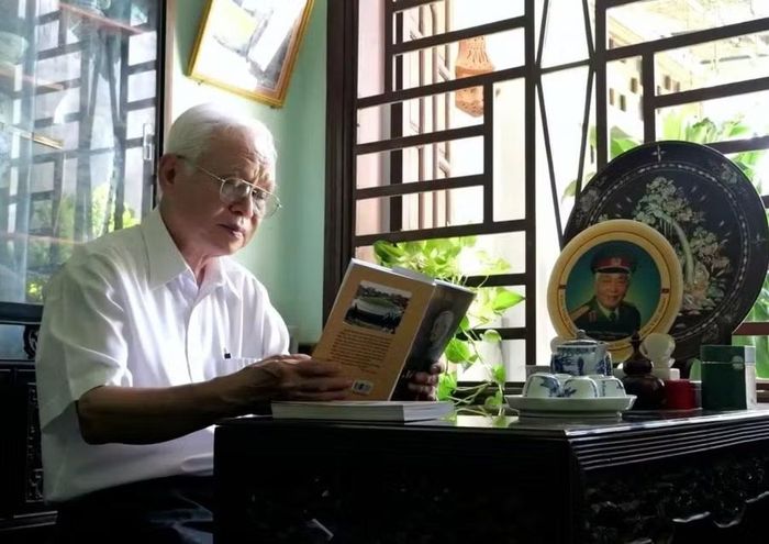  Ông Trần Duy Đức và cuốn sách Còn đó nỗi đau. Ảnh: Thanh Sáng 