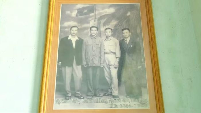  Bức ảnh liệt sĩ Trần Hưng (ngoài cùng bên phải) chụp cùng đồng đội khi học tập ở Hà Nội, cũng là bức ảnh duy nhất về cha mà ông Trần Duy Đức có được cho đến khi nhận được Hồ sơ đi B của cha vào năm 2025. Ảnh: Thanh Sáng 
