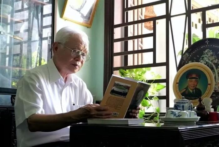  Cựu chiến binh Trần Duy Đức và tập tản bút Nỗi đau còn đó, viết về những nỗi đau còn lại sau chiến tranh. Ảnh: Thanh Sáng 