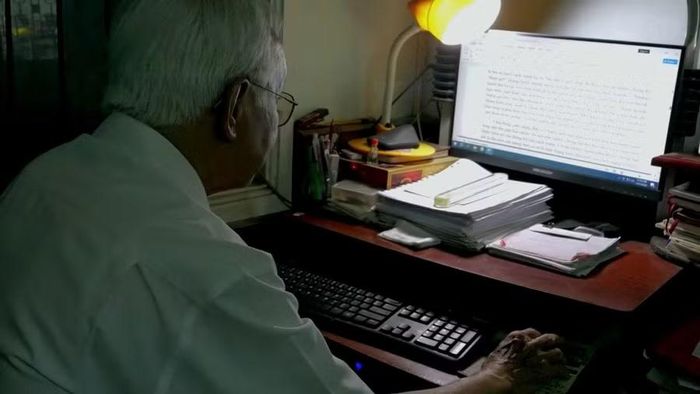  Ở tuổi 80, ông Trần Duy Đức vẫn duy trì thói quen viết hàng ngày. Ảnh: Thanh Sáng 