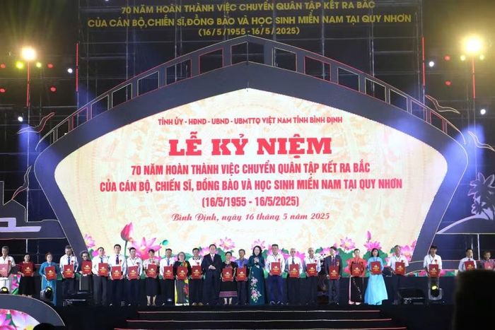  Ông Trần Duy Đức vinh dự đón nhận hồ sơ đi B của người cha từ Phó Chủ tịch nước Võ Thị Ánh Xuân. Ảnh: Báo Chính phủ 
